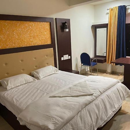 Hotel Bassac Residency à Changanācheri Extérieur photo
